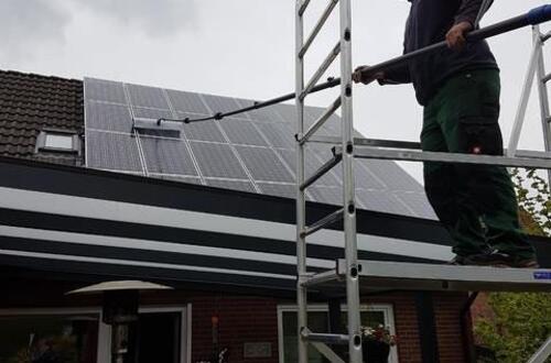 PV-Waschbürste im Einsatz mit Leichtgerüst